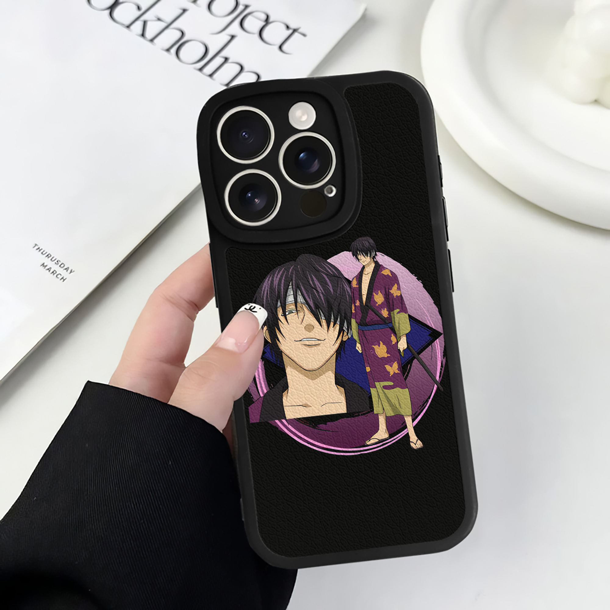 （画像用） ぎんたま 坂田銀時（さかたぎんとき） 神楽 志村新八（しむら しんぱち） GINTAMA Sakata Gintoki Kagura Shimura Shinpachi 【iPhone 16シリーズ対応】シリコンスマホケース（レザー調） 材質：シリコン